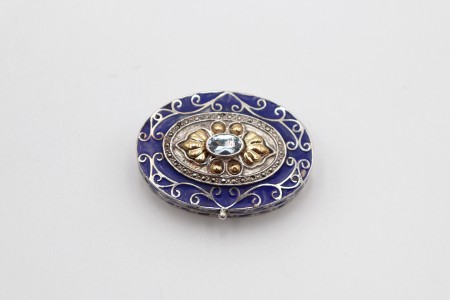 Caixa de comprimidos em prata com dourado e esmalte azul e aplicação de pedra 